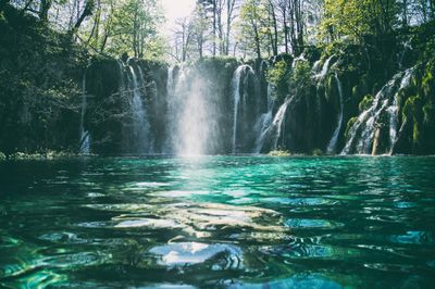 7 Puisi Singkat Tentang Air Terjun yang Bikin Hati Tenang dan Pikiran Adem