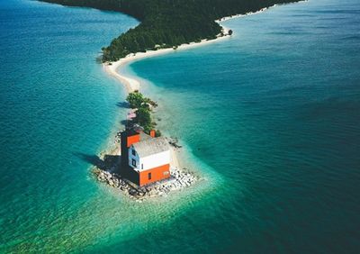 5 Arti Mimpi Rumah di Tengah Laut Menurut Primbon Jawa