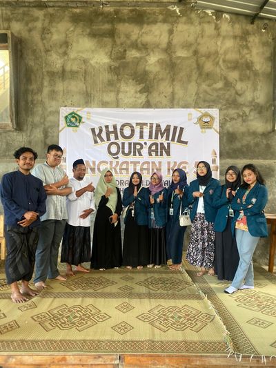 Tanamkan Nilai Religius dan Sosial, Mahasiswa KKN Undip Sukseskan Khotmil Qur an di Madin Hidayatu Thullab