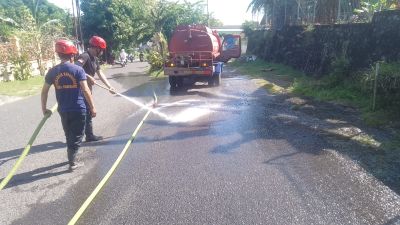 Bikin Jalan Lincin dan Rawan Celaka, Damkar Parepare Beraksi Singkirkan Kerikil