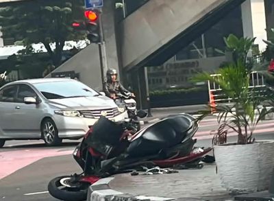 Kecelakaan Maut Mobil vs Motor di Lampu Merah CSW Jaksel, 1 Orang Tewas