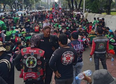 Protes Status Buruh dan Tolak Komisi 10 Persen, Ratusan Driver Ojol Turun ke Jalan
