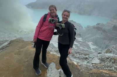 Petualangan Kakak Beradik Asal Inggris Menikmati Keindahan Kawah Ijen Hingga Terlibat Karnaval BEC 2025