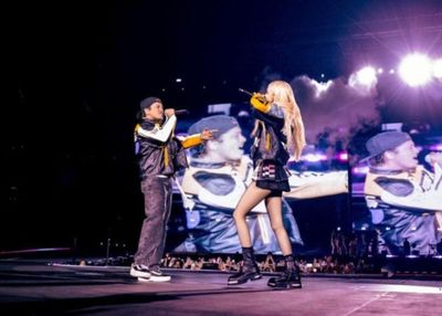 Bruno Mars Singgung Rumor Utang Judi Saat Tampil Bareng Rose BLACKPINK