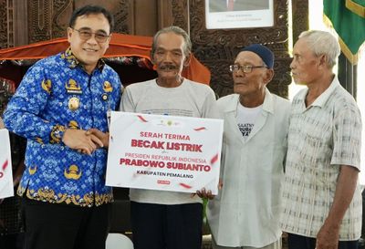Presiden Prabowo Berikan Bantuan Becak Listrik Untuk Pengayuh Becak Lansia Di Pemalang