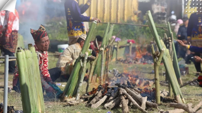 Serunya Masyarakat Lampung Barat Masak 1.000 Lemang di Festival Sekala Bekhak 2025