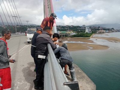 Duh ! Remaja Cewek di Ambon Coba Lompat dari Jembatan Merah Putih Lantaran Frustasi Pacar Dilamar