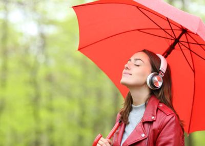 10 Lagu K-Pop yang Cocok Didengarkan saat Hujan, Wajib Masuk Playlist Kamu!