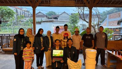 Sampah Dapur Disulap Jadi Pupuk! Mahasiswa UNDIP Edukasi Warga Kupo Bikin POC Sendiri