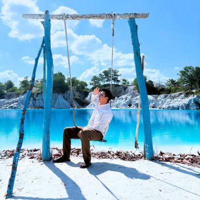 Baim Wong Nikmati Keindahan Danau Kaolin di Bangka Tengah, Airnya Berwarna Biru Toska dan Bisa Berubah