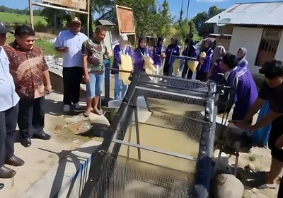 Dari Sampah Jadi Berkah: Mahasiswa KKN UNP Sulap Irigasi Nagari Desa Baru dengan Inovasi Cerdas