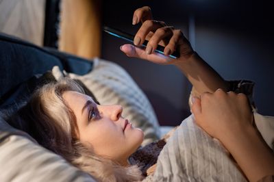 Hati-hati! Sleep Call Ternyata Berdampak Buruk Terhadap Kualitas Tidur dan Kesehatan Mental