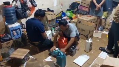 Pabrik Oli Palsu Digerebek Polisi di Jakbar, 3 Pelaku Ditangkap