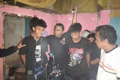 Dua Pemuda di Bone Curi 12 Karung Beras Bantuan dari Kantor Lurah demi Judi Online