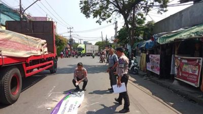 Pengendara Sepeda Motor Tewas Terlindas Truk di Jalan Caringin Bandung