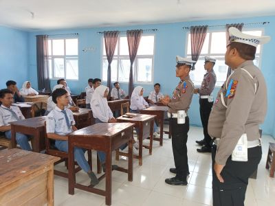 Operasi Patuh Krakatau 2025, Polisi di Lampung Timur Masuk ke Dalam Kelas, Ternyata Ini Tujuannya