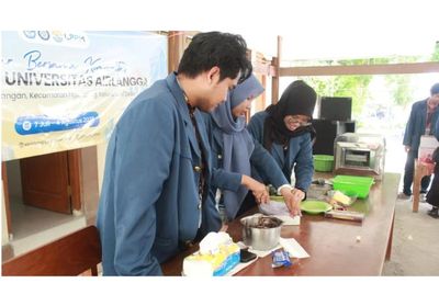 Perdayakan Limbah Jadi Bermanfaat: Mahasiswa KKN UNAIR Ubah Janggel Jagung Jadi Tepung
