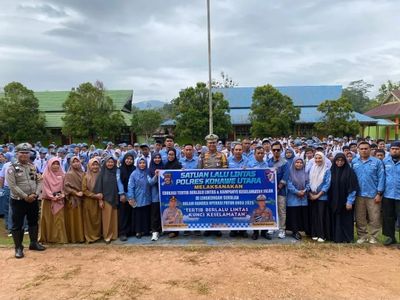 Satlantas Konut Kampanyekan Tertib Lalu Lintas di SMAN 1 Asera, Bagikan Helm Gratis
