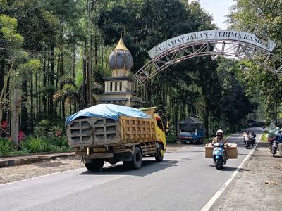 Jelang Tutup Total Jalur Gumitir, Petugas Ukur Jalan dan Polisi Tugas Jaga Jalan