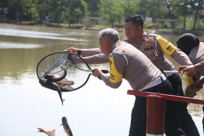 Peduli Terhadap Lingkungan, Dit Lantas Polda Babel Lepas Ratusan Ikan dan Burung di Kawasan Taman Bhaypark