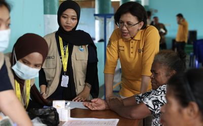 Momen Rektor UGM Bersama Mahasiswa KKN Bekerja Bersama Warga Gali Potensi Papua