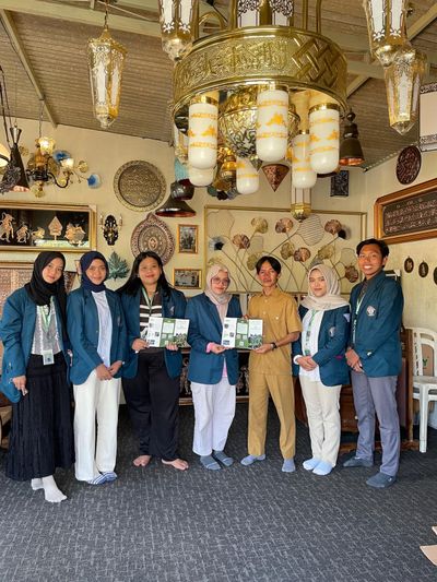Mahasiswa KKN UNDIP Promosikan Wisata Cepogo lewat Pembagian Brosur kepada Pelaku Wisata Lokal