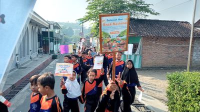 Peringati Hari Anak Nasional Siswa SDN 2 Nepen Boyolali Karnaval Keliling Desa dan Minum Susu Bersama