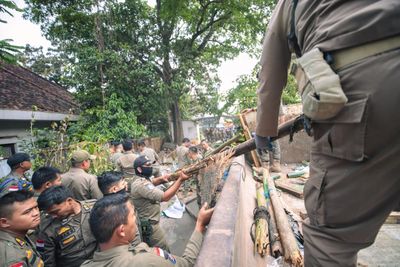 Satpol PP Kota Bandung Tertibkan PKL dan Bangunan Liar di Dua Lokasi