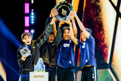 Remaja Asal Makassar Jadi MVP dan Bawa Evos Divine Juara Dunia Free Fire EWC 2025 di Arab Saudi