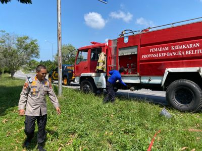 Polda Babel dan Damkar Gerak Cepat Padamkan Karhutla di Jalur Perkantoran Gubernur Air Itam