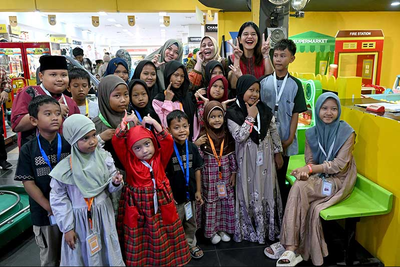 Kahiyang Ayu Ajak Anak Yatim Belanja Baju Baru di Awal Tahun Ajaran