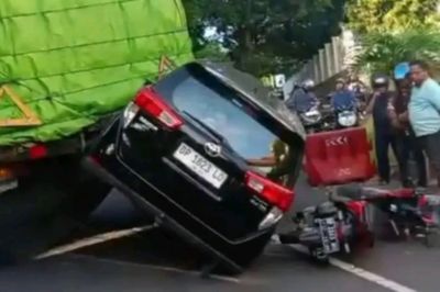 Truk Gagal Menanjak di Parepare Tabrak Mobil dan Motor, Pasutri Penumpang Mobil Dilarikan ke RS