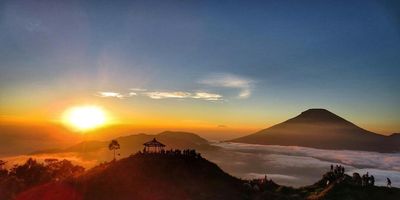 Sunrise Emas di Bukit Sikunir dan Sensasi Sarapan Mie Ongklok: Rangkaian Pagi Penuh Magis di Dieng