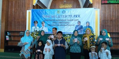 Ketua TP PKK Kuningan Serahkan KIA di Desa Cibentang, Dorong Kepemilikan Dokumen Sejak Dini