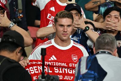 Disambut Meriah! Suporter Arsenal Kompak Tiru Selebrasi Viktor Gyokeres Saat Perkenalan di Singapura