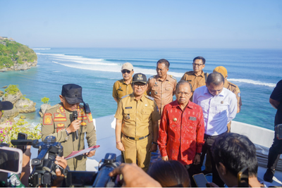 Pastikan Prosedur Sesuai Aturan, Bupati Adi Arnawa Tertibkan Bangunan Liar di Pantai Bingin