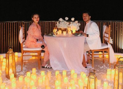 Rayakan Ulang Tahun Pernikahan, Thariq dan Aaliyah Dinner Romantis di Bali