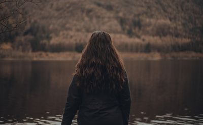 17 Ide Bio Instagram Cewek Misterius yang Bikin Doi Penasaran!