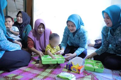 Noni Hidayat Arsani Antusias Pantau Pemberian Makanan Tambahan di Desa Serdang Bangka Selatan