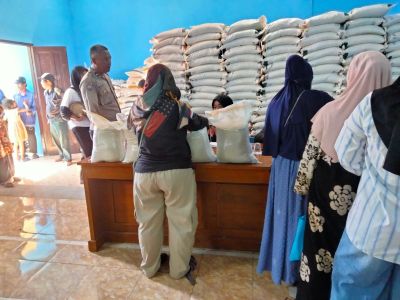 Polisi Kawal Distribusi Bantuan Beras di Dua Kecamatan Di Purwakarta