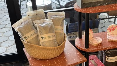 Berkunjung ke Coffee Shop di Alam Sutera Desainnya dari Bahan Daur Ulang Plastik