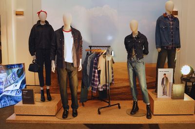 Tren Fashion Denim di 2025: Kembalisnya Siluet Longgar dan Gaya Ikonik dalam Sentuhan Modern