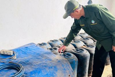 Polisi Gerebek Penimbunan Solar Subsidi 2 Ton di Rumah Warga Pangkep