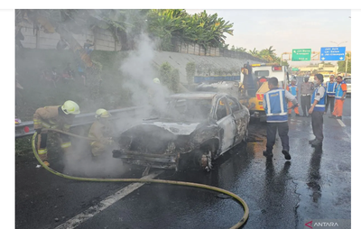Kecelakaan di Tol JORR Cipayung, Sedan Terbakar Usai Tabrakan dengan Truk