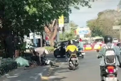 Kaget Lihat Polisi, Remaja di Makassar Tabrak Trotoar lalu Kabur Tinggalkan Motor