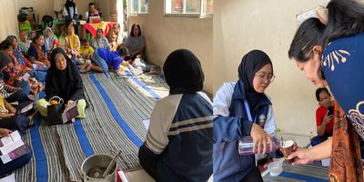 Meracik Sehat dari Alam, Mahasiswa KKN Undip Kenalkan Pembuatan Kombucha Bunga Telang ke Warga Sambiroto