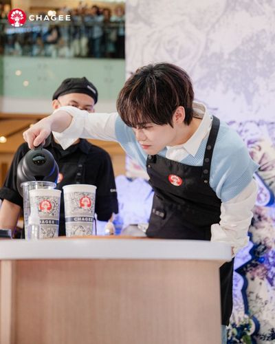 Chenle NCT Bikin Fans Histeris di Grand Opening CHAGEE Gandaria City: Jadi Barista Dadakan hingga Janji Konser Solo di Jakarta