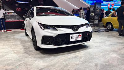 5 Alasan Toyota Corolla Altis HEV GR Sport Terbaru 2025 Layak Kamu Pertimbangkan, Worth It Gak?