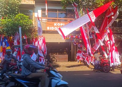 Jelang Agustusan, Penjual Bendera Mulai Ramai di Sudut Kota Malang