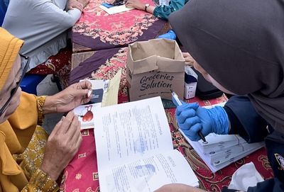 Kolaborasi Posyandu & KKN: 50 Lansia Jalani Skrining Gula Darah dan Dapat Buku Saku Kesehatan